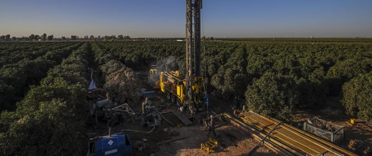 Một công ty khoan giếng trong vườn trồng quả pistachi gần Terra Bella, California, vào năm 2021 - Ảnh: LOS ANGELES TIMES