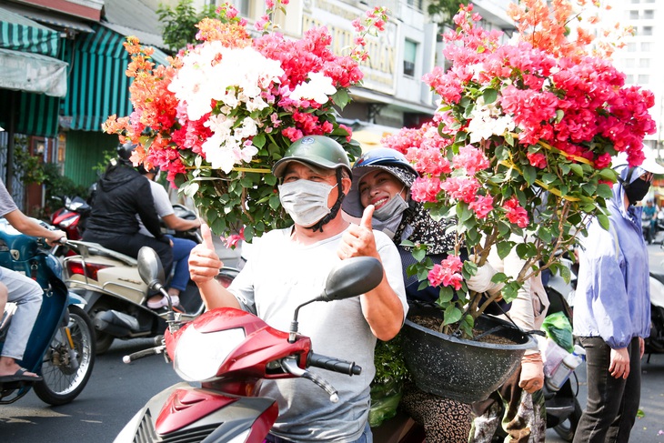 Thuyền hoa cập Bến Bình Đông, người dân tranh thủ sắm Tết sớm- Ảnh 13.