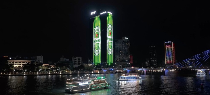 Heineken &quot;phủ xanh&quot; mùa lễ hội với chai Ken khổng lồ