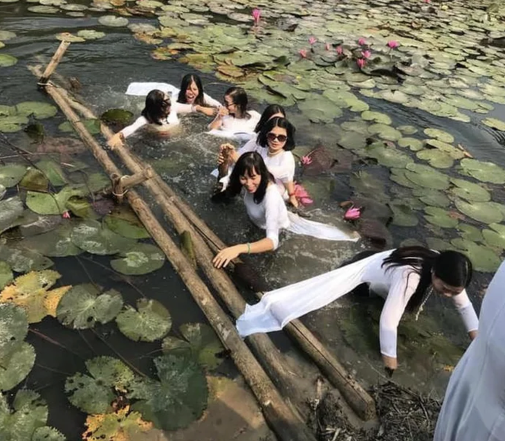 7749 kiểu bi hài khi chụp ảnh áo dài đón Tết- Ảnh 8. Kiểm tra lại đủ người chưa rồi lên bờ nhé.