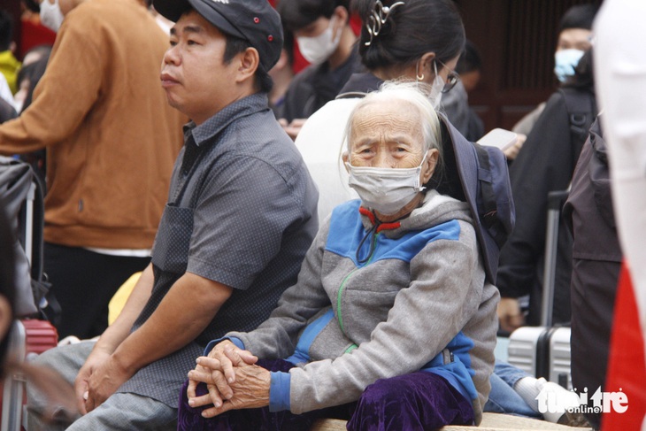 Bà Huỳnh Thị Nưa mong ngóng được lên xe về Phú Yên đón Tết cùng gia đình sau một năm bươn chải - Ảnh: CÔNG TRIỆU