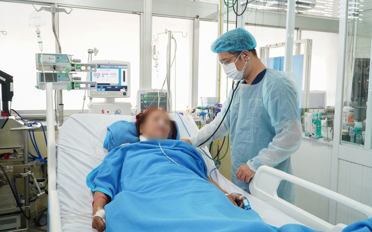 Bác sĩ Chợ Rẫy phối hợp can thiệp cứu 2 bệnh nhân nhồi máu cơ tim ngay tại Phú Quốc - Ảnh 1.
