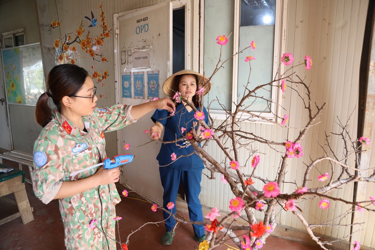 Ý tưởng độc đáo tận dụng nhánh cây rừng trang trí cây mai, cây đào đón Tết của những người lính &quot;mũ nồi xanh&quot; Việt Nam - Ảnh: Đội công binh Việt Nam