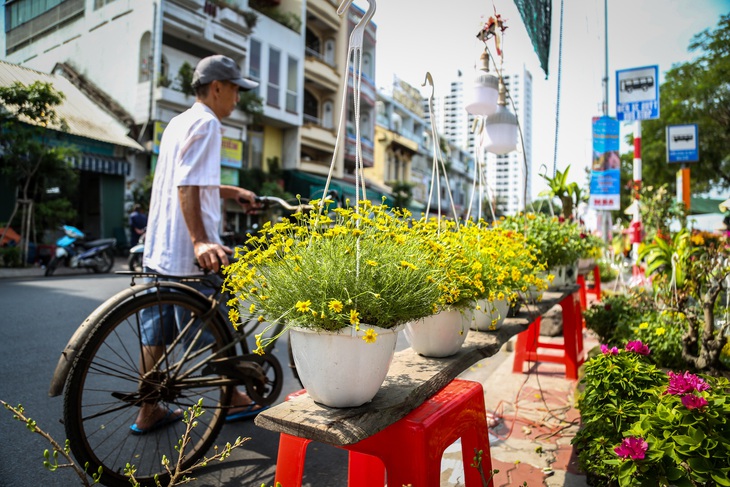 Thuyền hoa cập Bến Bình Đông, người dân tranh thủ sắm Tết sớm- Ảnh 9.