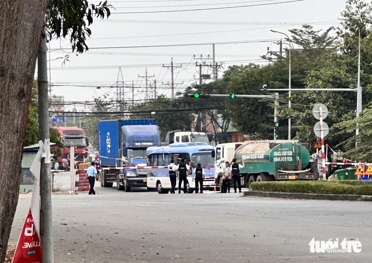 Bảo vệ KCN Mỹ Xuân A2 hạ barie chặn kiểm tra xe, không cho xe hút hầm cầu vào trong - Ảnh: Cơ quan chức năng cung cấp