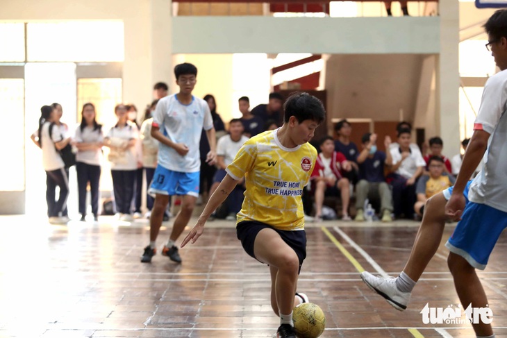 Thủ môn Kim Thanh (áo vàng) trong 1 pha cứu thua cho đội nhà - Ảnh: N.K.