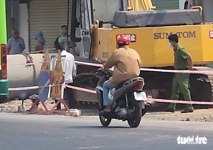 Điều tra vụ người đàn ông lượm ve chai gặp nạn tử vong ở Củ Chi- Ảnh 1. Lực lượng chức năng tại khu vực hiện trường vụ việc - Ảnh: NGỌC KHẢI