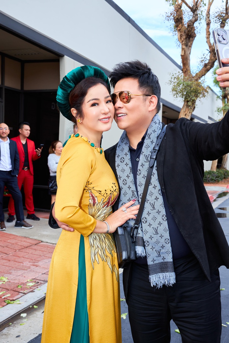 Diễn viên hài Thúy Nga bất ngờ rẽ hướng kinh doanh- Ảnh 3. Quang Lê đến mừng nghệ sĩ hài Thúy Nga