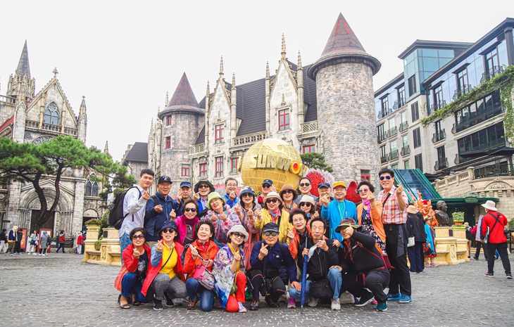 Du khách tham quan Sun Word Ba Na Hills (Đà Nẵng)