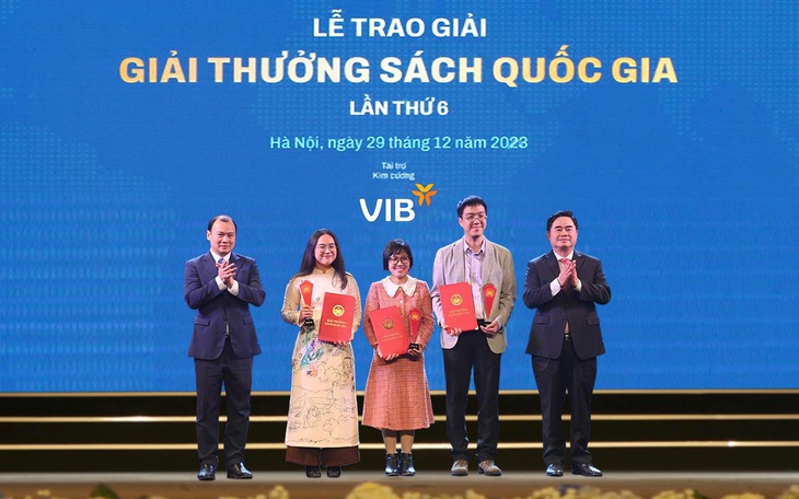 Các tác giả, dịch giả nhận giải tại lễ trao giải Giải thưởng Sách Quốc gia lần thứ 6