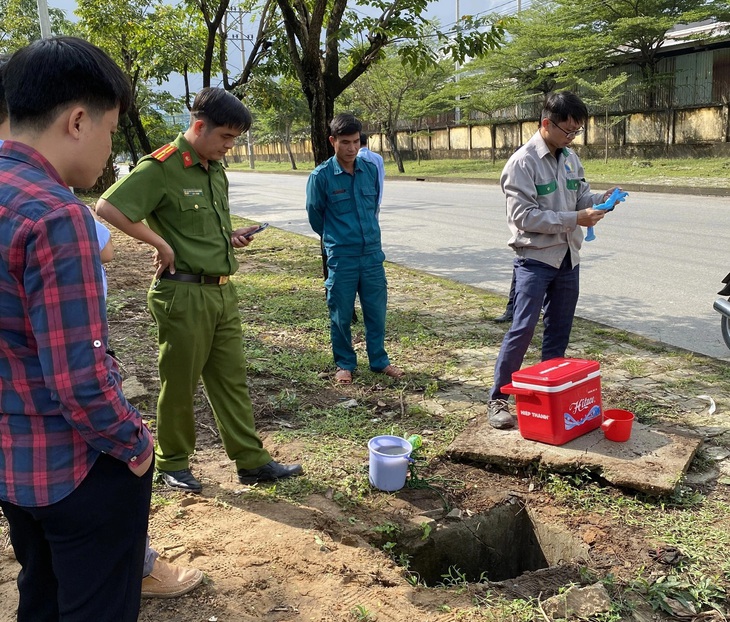 Lực lượng chức năng lấy mẫu nước đục, có mùi hôi chảy từ hệ thống thoát nước của Công ty TNHH Sức Trẻ vào hệ thống thoát nước mưa của khu công nghiệp - Ảnh: KCN cung cấp