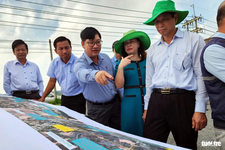 Lãnh đạo tỉnh Đồng Nai xuống hiện trường đôn đốc, yêu cầu sớm bàn giao mặt bằng nhưng đến nay tiến độ vẫn chậm - Ảnh: HÀ MI