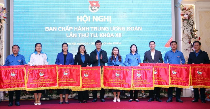 Trao cờ thi đua cho các đơn vị xuất sắc trong công tác Đoàn và phong trào thanh thiếu nhi năm 2023 - Ảnh: LÂM HẢI