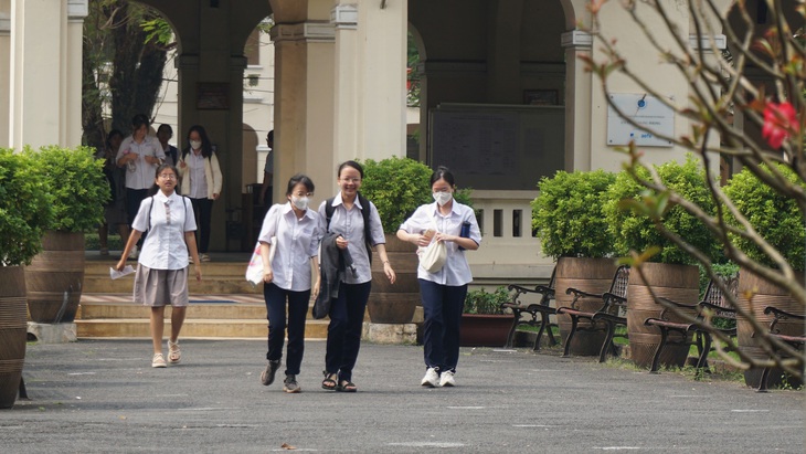 Thí sinh tại điểm thi Trường THPT chuyên Lê Hồng Phong, TP.HCM ra về sau khi kết thúc giờ làm bài thi ngày 5-1. Đề thi văn năm nay được đánh giá là thiết thực và thời sự - Ảnh: Q.N