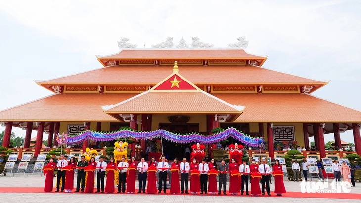 Khánh thành Khu chứng tích chiến tranh rừng tràm Bang Biện Phú và Đền thờ anh hùng liệt sĩ, người có công huyện Vĩnh Thuận - Ảnh: CHÍ CÔNG