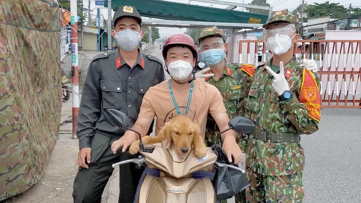 Bác sĩ Tâm chở chú chó Đậu thân thiện - Ảnh: NVCC