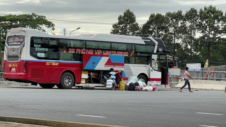 Thời gian qua, việc quản lý, xử lý vi phạm kinh doanh vận tải bằng ô tô còn tồn tại hạn chế. Còn xảy ra tình trạng &quot;xe dù, bến cóc&quot;, xe chạy sai lộ trình, quá tốc độ... - Ảnh: THU DUNG