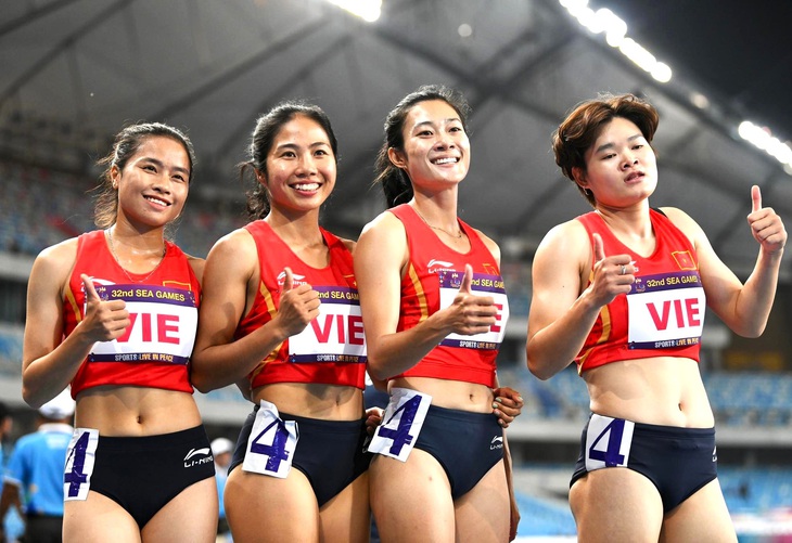 Tú Chinh (thứ hai từ phải qua) và tổ tiếp sức 4x100m nữ giành HCB SEA Games 32 năm 2003 tại Campuchia - Ảnh: NAM TRẦN