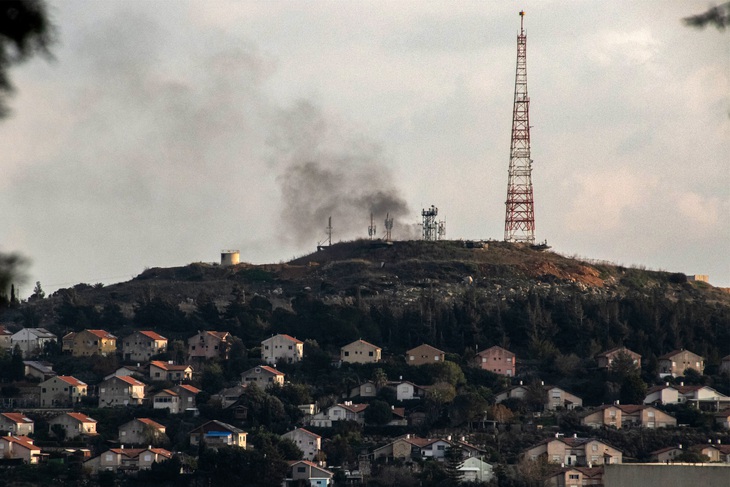 Khói bốc lên từ một cơ sở quân sự ở phía bắc Israel, sau khi bị nhóm vũ trang Hezbollah tấn công hôm 31-12-2023 - Ảnh: AFP