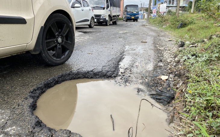 Xe tải, xe khách rủ nhau né trạm thu phí, đường dân sinh nát tan