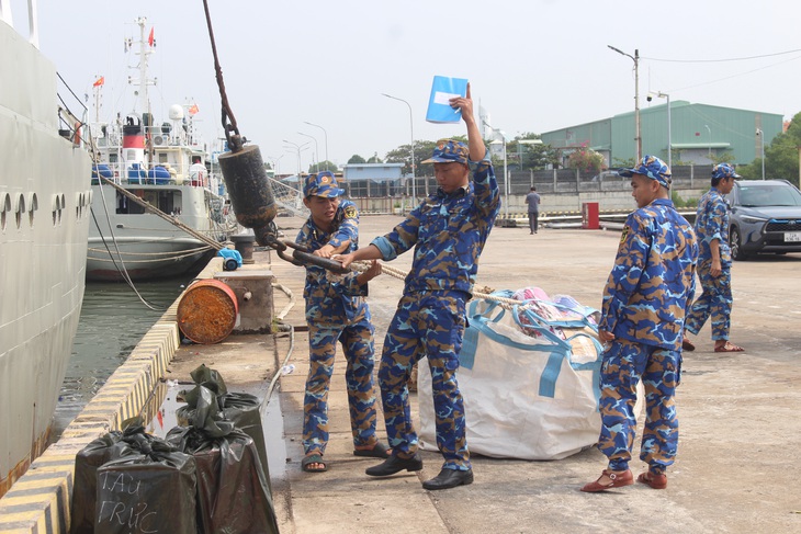 Các phần quà được vận chuyển lên tàu, sẵn sàng cho hành trình mang Tết ra nhà giàn - Ảnh: NGUYÊN HẠNH