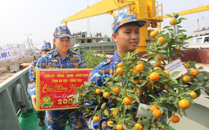 Mang quất, lá dong, mứt kẹo góp Tết cùng các chiến sĩ nhà giàn DK1