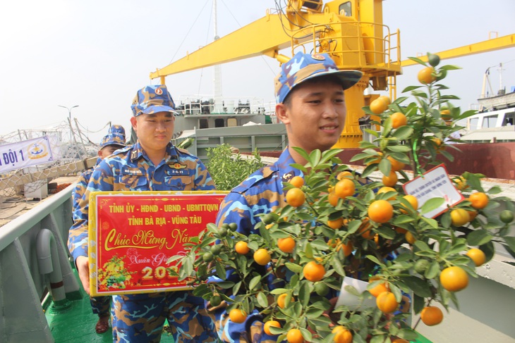 Những cây quất (tắc) được đưa ra nhà giàn tặng các chiến sĩ đón Tết Nguyên đán sắp tới - Ảnh: NGUYÊN HẠNH