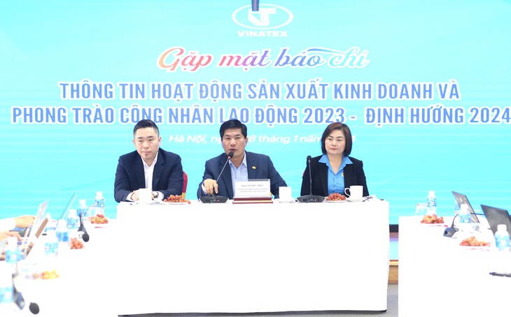 Lãnh đạo Vinatex thông tin về kết quả kinh doanh năm 2023 - Ảnh: N.KH.