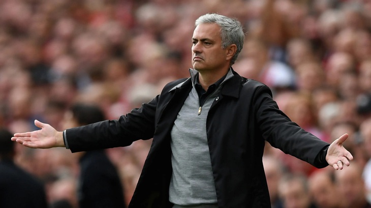 HLV Mourinho bất bình với quyết định của trọng tài - Ảnh: GETTY IMAGES