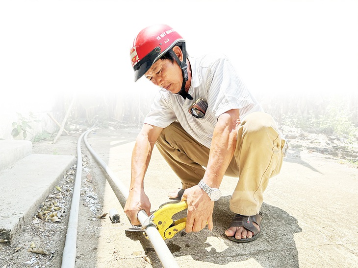 Ông Trần Văn Bảnh tiếp nhận hai công trình cấp nước sinh hoạt ở xã Tịnh Hòa, từ đó ông trở thành thợ sửa đường ống nước chuyên nghiệp - Ảnh: TRẦN MAI