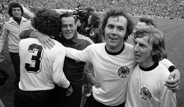 Đội trưởng Tây Đức Franz Beckenbauer (thứ hai từ phải sang), ôm đồng đội Juergen Grabowski khi đi dạo quanh sân vận động Olympic, sau khi họ đánh bại Hà Lan 2-1 trong trận chung kết World Cup vào tháng  7 năm 1974 - Ảnh: AP