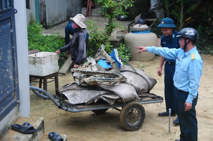 Cơ quan chức năng thu thập mảnh vỡ máy bay rơi để phục vụ điều tra - Ảnh: B.D.