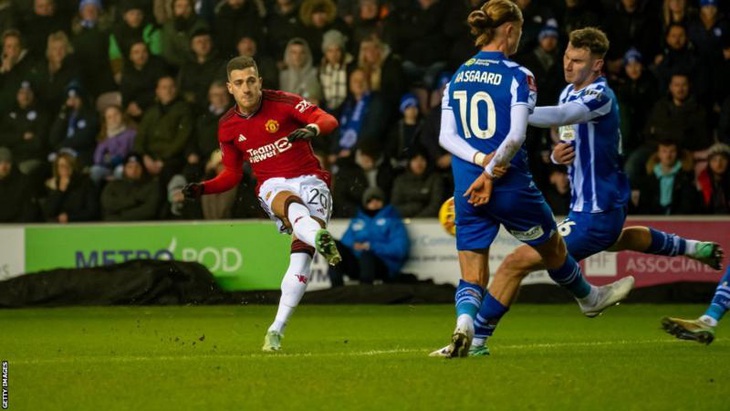 Diogo Dalot với cú sút ghi bàn mở tỉ số cho Manchester United trước Wigan - Ảnh: Getty