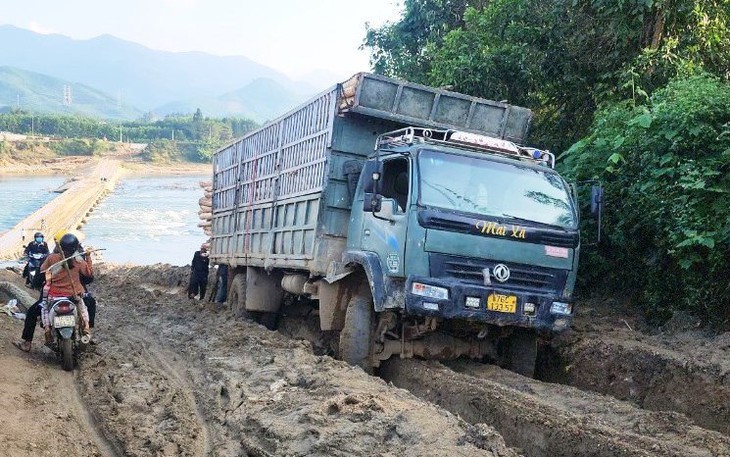 Con đường đầy sình lầy, gây khó nhọc cho người dân ở xã nông thôn mới - Ảnh 5.