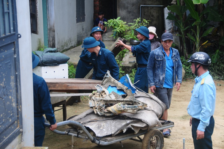 Phần mảnh vỡ máy bay rơi xuống vườn nhà bà Vinh - Ảnh: B.D.