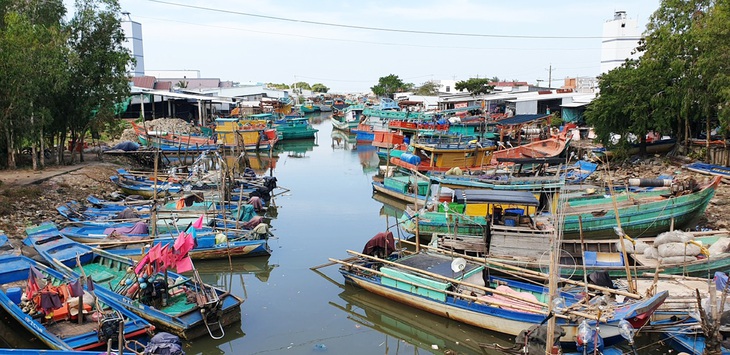 Nhiều ghe, tàu đánh cá ở khu vực biển Tây phải nằm bờ không dám ra khơi do ngư trường phức tạp, sợ bị tấn công - Ảnh: THANH HUYỀN