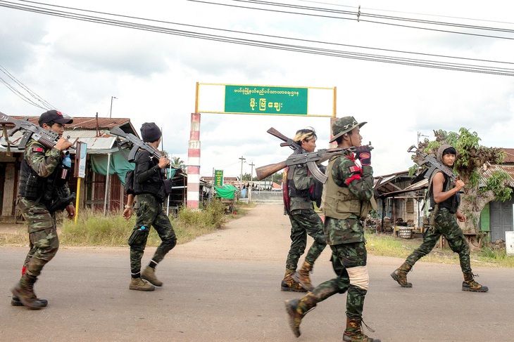 Quân nổi dậy chống chính quyền quân sự Myanmar tại bang Kayah hồi tháng 12-2023 - Ảnh: Reuters