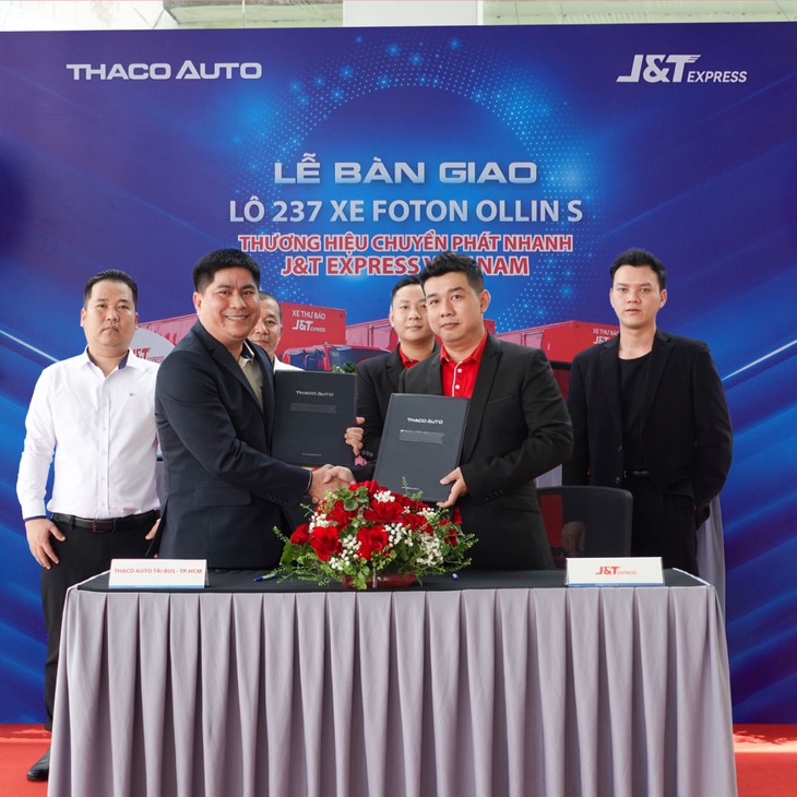 THACO AUTO bàn giao lô 237 xe tải Foton Ollin cho J&T Express Việt Nam - Ảnh 1.