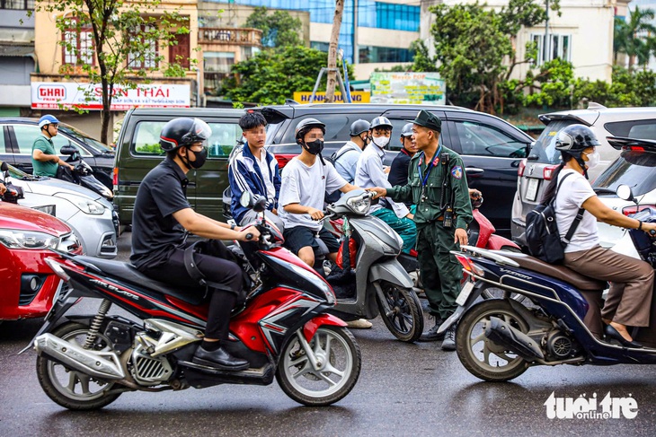 Cảnh sát xử lý loạt học sinh, phụ huynh vi phạm giao thông trong ngày đầu cao điểm - Ảnh 3.