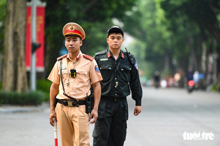 Cảnh sát xử lý loạt học sinh, phụ huynh vi phạm giao thông trong ngày đầu cao điểm - Ảnh 1.