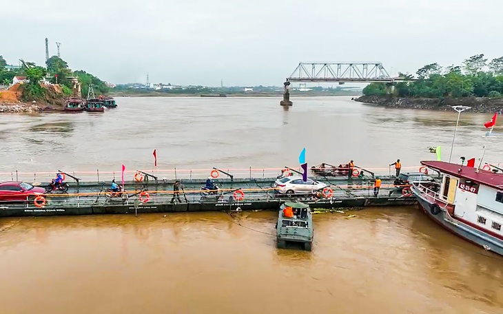 Có thể dùng phà chuyên dụng khi chưa tái lắp cầu phao Phong Châu - Ảnh 2.