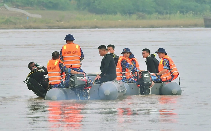 Lũ trên sông Hồng lên nhanh, tạm dừng qua cầu phao Phong Châu  - Ảnh 3.