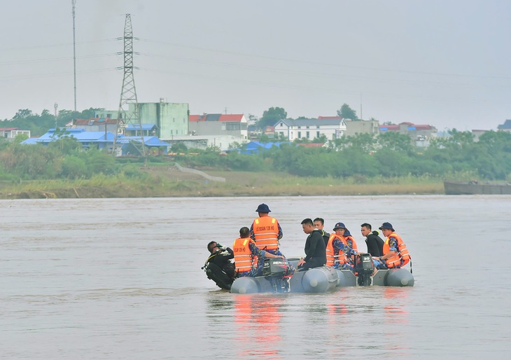 30 người nhái tinh nhuệ của Đặc công Hải quân lặn tìm kiếm người mất tích ở cầu Phong Châu - Ảnh 6.