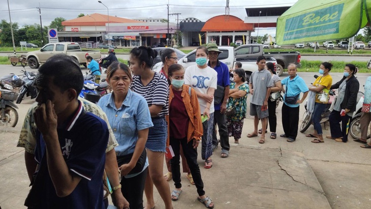 Dân đổ xô đi rút tiền hỗ trợ, cây ATM ở Thái Lan 'khô máu' - Ảnh 2.