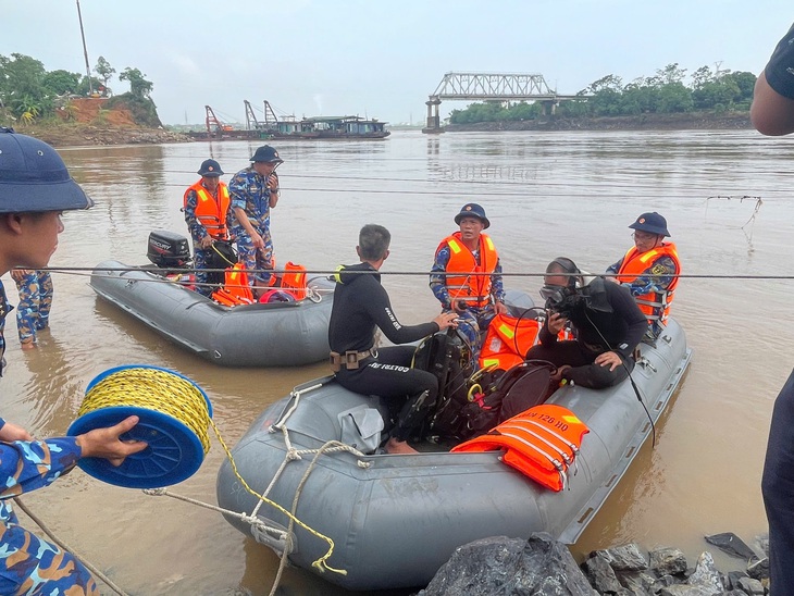 30 người nhái tinh nhuệ của Đặc công Hải quân lặn tìm kiếm người mất tích ở cầu Phong Châu - Ảnh 3.