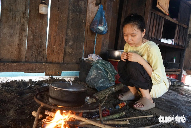 Trời mưa bong bóng phập phồng, mẹ đi lấy chồng con làm công nhân - Ảnh 3.