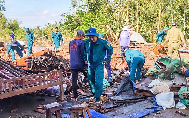 Lốc xoáy ở Phú Yên cuốn bay mái nhà người dân, xí nghiệp  - Ảnh 3.