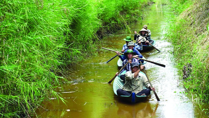 NHỮNG THỢ RỪNG HIỆN ĐẠI ở rừng u minh - Ảnh 1.