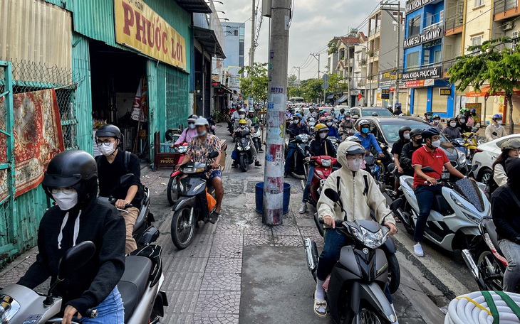 Có nhà không dám ở vì đường 'liếm' sát cửa - Ảnh 2.