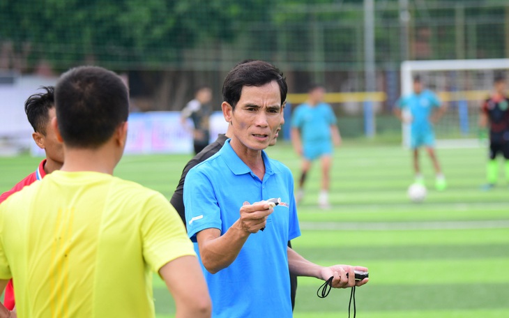Huấn luyện viên mang dép tổ ong, dạy bóng đá miễn phí cho trẻ em nghèo - Ảnh 4.